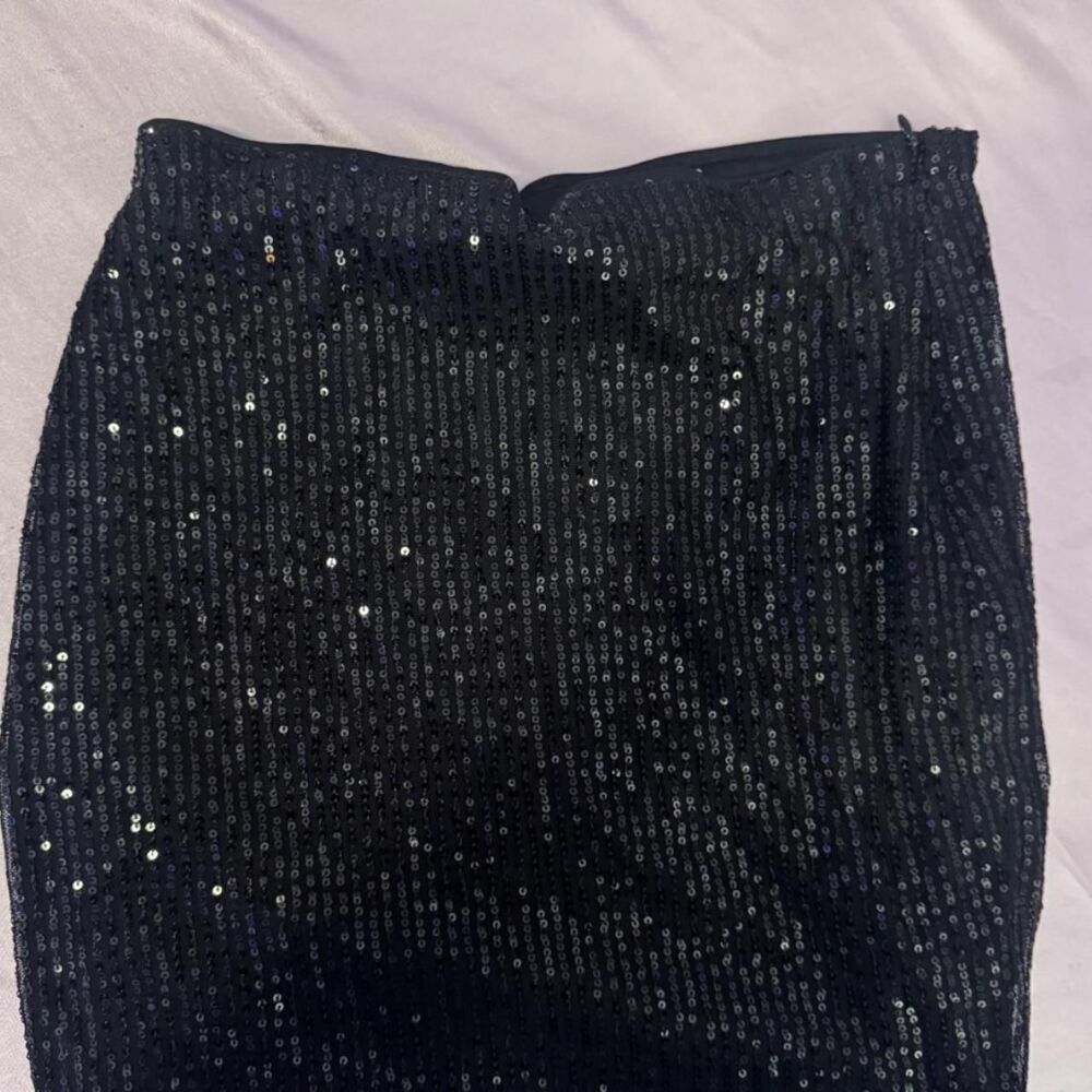 Black bodycon sequin mini skirt;